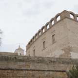 Ad arricchire la struttura c�� poi una particolare balaustra con andamento ad arco posta in alto tra la chiesa e il convento...